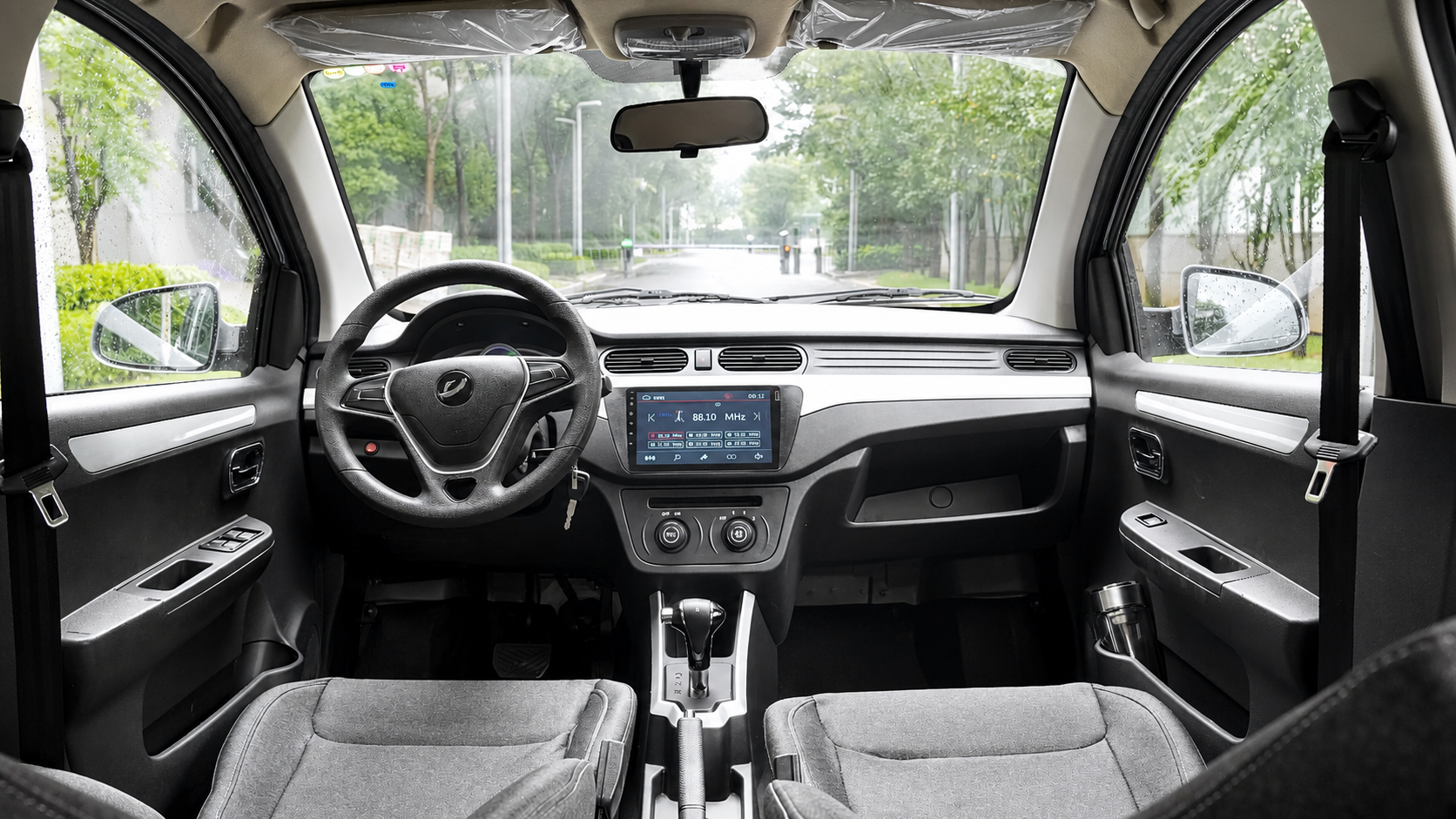 Interior del auto eléctrico Honri D90XT con pantalla de 9 pulgadas